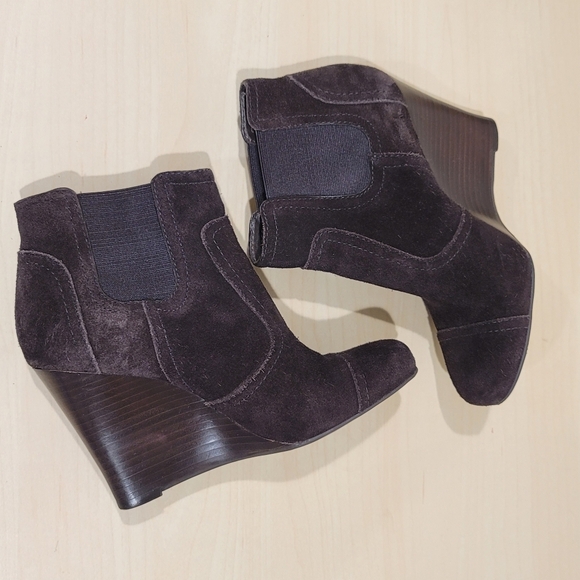 Tory Burch "Adrienne Chelsea" Suede Wedge Booties - Sz 5M US - Picture 3 of 11